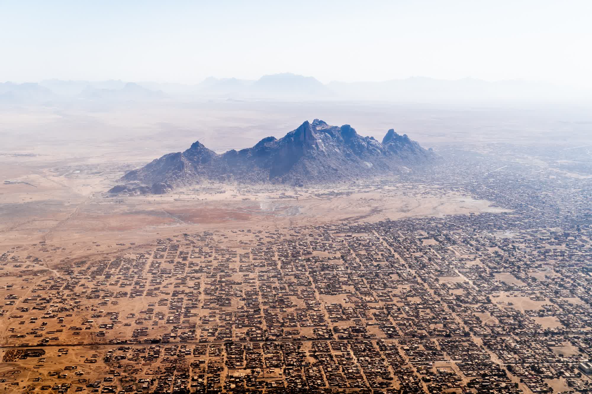 sudan-dalam-cengkeraman-neraka-catatan-mencekam-dari-lensa-giles-clarke